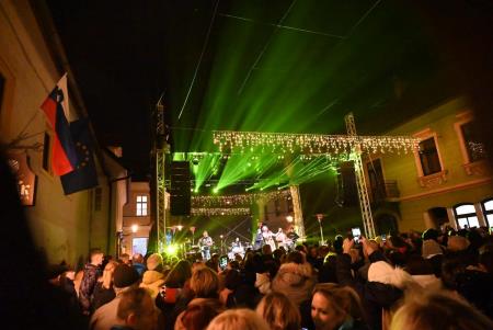 Temperamentna Tanja Žagar je razgrela kamniško publiko za najdaljšo noč v letu in silvestrovanje v centru Pravljičnega Kamnika (37)